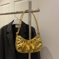 Borsa a nuvola dorata metallizzata plissettata con manico a nodo e tracolla sottile - Oro