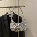 Borsa a spalla argento metallizzato con design a nuvola e morbide pieghe in stile moderno - Argento