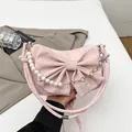 Sac à bandoulière rose en forme de nœud avec chaîne en perles et tissu velours - Rose