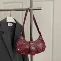 Borsa a spalla bordeaux retrò a mezzaluna in finta pelle lucida con rivetti - Rosso