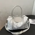 Silberne Tragetasche mit Crinkle-Optik, grauen PU-Griffen und verstellbarem Schultergurt - Silber