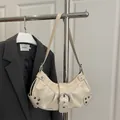 Borsa a spalla beige vintage a mezzaluna con borchie argentate e fibbie in metallo - Bianco
