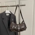 Borsa a spalla retrò marrone scuro con finitura PU lucida e borchie metalliche - caffè