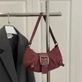 Borsa bordeaux retrò in pelle scamosciata opaca con grande fibbia in argento - Rosso