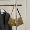 Borsa a spalla retrò giallo senape in camoscio con tracolla marrone e fibbia in metallo - Marrone