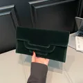Bolso de mano tipo sobre en terciopelo verde oscuro con diseño geométrico elegante - Verde Oscuro