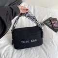 Bolso tote de pana negra con bordado TOTE BAG y correa con diseño geométrico - Negro