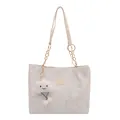 Witte getextureerde schoudertas met gouden bloemenborduurwerk en pluche bedel - Tote Tas (23-6800) / Wit Met Hanger