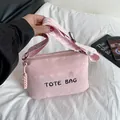 Bolso bandolera de pana rosa con bordado TOTE BAG y correa geométrica - Rosa