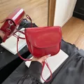 Elegante borsa a sella in vernice rossa con finitura lucida e hardware in metallo argento - Rosso