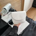 Borsa a sella bianca chic con finiture argentate e finitura opaca liscia - Bianco