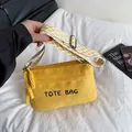 Bolso tote de pana amarilla con letras bordadas y correa de patrón geométrico - Amarillo