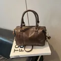Dunkelbraune Boston-Tasche aus plissiertem Kunstleder mit verstellbarem Umhängeriemen - Ohne Anhänger / Braun