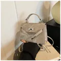Mini borsa quadrata rétro in denim grigio stile Kelly con chiusura e tracolla argento - Grigio