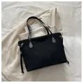 Minimalistische schwarze matte Einkaufstasche mit Ledergriffen und goldenen Details - Ohne Anhänger / Schwarz