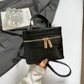 Elegante bolso caja negro con relieve de cocodrilo, cremallera dorada y asa superior - Negro