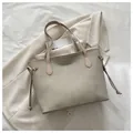 Minimalistische große beige Tragetasche mit matter Textur und seitlichem Kordelzug - Ohne Anhänger / Khaki