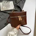 Borsa a mano marrone scuro con trama a coccodrillo e dettagli dorati di lusso - Marrone