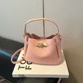 Bolso tipo cubo en cuero granulado rosa con cierre dorado y correa ajustable - Rosa