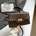 Sac à main carré tressé marron foncé avec fermoir doré et bandoulière réglable - Marron