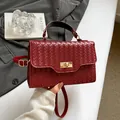 Sac bandoulière tressé bordeaux élégant avec fermoir rotatif doré et poignée - Rouge