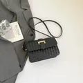 Elegante bolso bandolera negro con textura trenzada, hebilla dorada y correa de moda chic - Negro