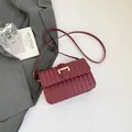 Elegante bolso de hombro burdeos en cuero tejido con hebilla dorada y bandolera - Rojo