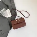 Bolso bandolera trenzado marrón oscuro para mujer con broche dorado y acabado de cuero - Marrón