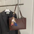 Elegante braune Leder-Einkaufstasche mit dekorativem Seidenschal und Riemen - Braun