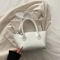 Mini borsa a secchiello bianco crema in pelle martellata con manici e tracolla - Bianco