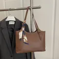 Braune Shopper-Tasche aus Kunstleder mit Ziernähten und dekorativem Seidenschal - Braun