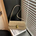 Minimalistische lichtbeige baguette-tas met gouden U-gesp en elegante matte textuur - Khaki
