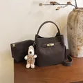Donkerbruine suède emmertas set met bijpassend tasje en een zachte honden-hanger - Koffie met Hanger