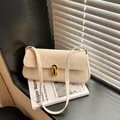 Crèmekleurige baguette tas met panterprint, zachte stof en gouden draaisluiting - Wit