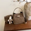 Bruine matte emmertas met metalen draaisluiting en hondenbedeltje op een houten tafel - Bruin met Hanger