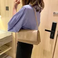 Beige Unterarmtasche aus Leder mit Akkordeonfalten und schlankem Schultergurt für Damen - Khaki