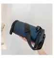 Bolso cilíndrico acolchado azul marino con correa ancha y detalles de cuero en mano - Azul