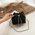 Modische schwarze Strass-Beuteltasche mit Silberkette und eleganten Perlen-Kordelzügen - Schwarz