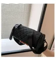 Bolso cilíndrico acolchado negro con correa ancha y patrón de rombos minimalista - Negro
