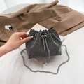 Funkelnde Strass-Beuteltasche in Schwarz mit Silberkristallen und Perlenzugband - Silber