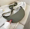 Bolso bandolera de nailon verde militar estilo media luna con correa ancha ajustable - Verde Militar