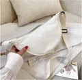 Bolso bandolera blanco minimalista en forma de media luna con correa ajustable diario - Blanco