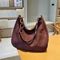 Bolso hobo de ante marrón oscuro con correa de anillos metálicos y forma de luna - Burdeos