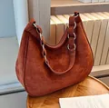 Bolso hobo de ante marrón mate con asa distintiva de anillos de cadena metálica - Tostado