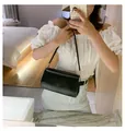 Spiegel-Selfie der kleinen schwarzen Schultertasche mit Goldringen und mattem Finish - Schwarz