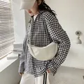 Sac bandoulière minimaliste en nylon beige présenté dans un style décontracté chic - Blanc