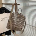 Sac à dos gris vintage à monogramme avec détails dorés et bretelles réglables - Gris à Lettres