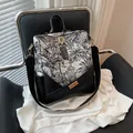Γυναικείο σακίδιο με ασπρόμαυρο animal print, τροπικά φύλλα και χρυσές μεταλλικές λεπτομέρειες - Τυπωμένο Μαύρο