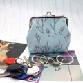 Détail d'un porte-monnaie vintage en toile bleue avec imprimé fleuri et fermoir en métal - Bleu Branche