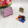 Dettaglio del portamonete trapuntato rosa metallizzato con chiusura a scatto e catena - Rosa